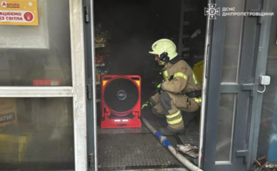 У Дніпрі вогнеборці ліквідували пожежу в магазині «Аврора»