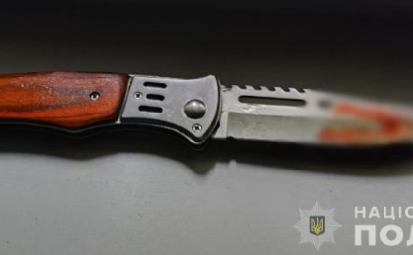 Вдарив потерпілого ножем у живіт: поліція Дніпра затримала 51-річного підозрюваного