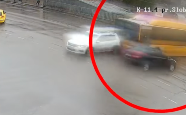 На Слобожанському проспекті автобус №95 врізався у Volkswagen: подробиці ДТП