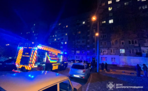 У Дніпрі рятувальники винесли непритомну жінку з палаючої квартири