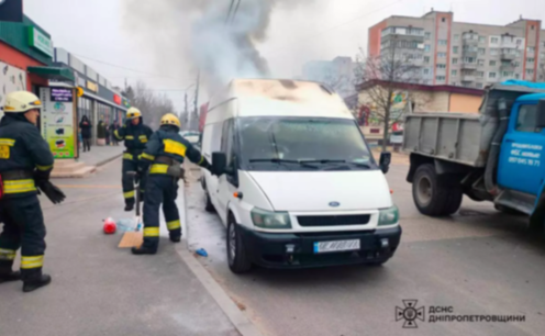 У Самарському районі Дніпра спалахнув мікроавтобус: подробиці