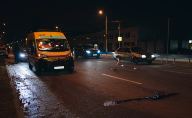 На Сонячній Набережній у Дніпрі жінка потрапила під колеса Renault
