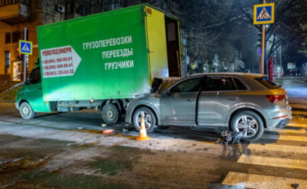 На вулиці Святослава Хороброго у Дніпрі водій Audi влетів під вантажівку: подробиці ДТП