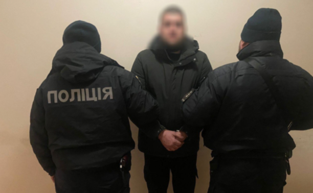 Декілька разів вдарив по голові, забрав гаджет та втік: поліцейські Дніпра повідомили про підозру 35-річному чоловіку