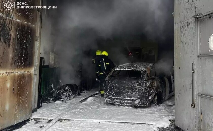 У Дніпрі зранку горіла будівля СТО на проспекті Олександра Поля