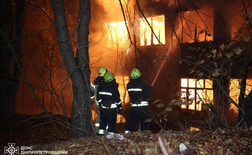 Масштабна пожежа у Дніпрі: вогнеборці ліквідували займання будівлі, що не експлуатується