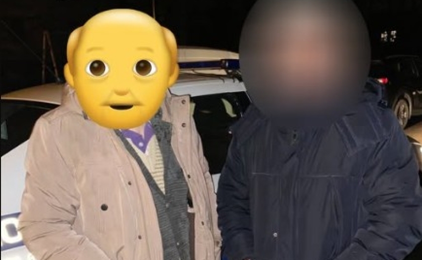 У Дніпрі поліцейські допомогли повернутися додому чоловіку, який загубився