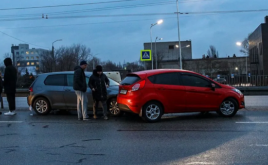 На Слобожанському проспекті у Дніпрі зіткнулись Ford та Volkswagen