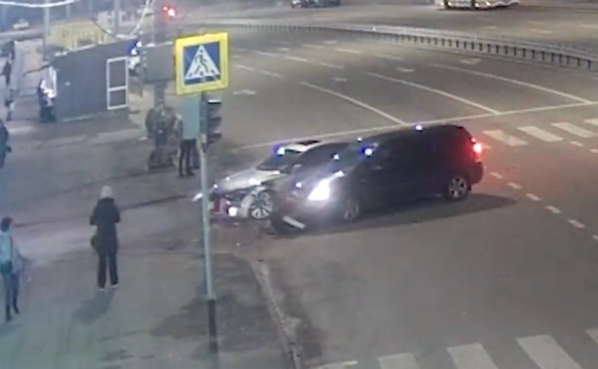 На проспекті Героїв у Дніпрі зіштовхнулись Audi та Opel: подробиці На проспекті Героїв у Дніпрі зіштовхнулись Audi та Opel: подробиці