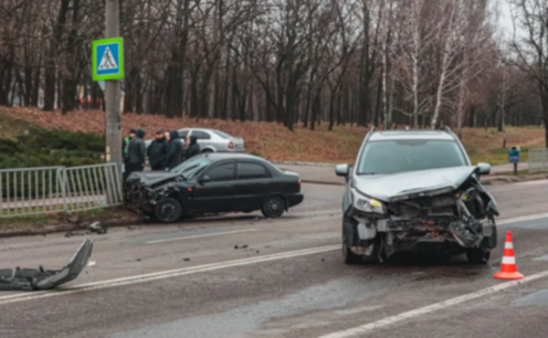 У Дніпрі Daewoo зіткнувся з Subaru та влетів у стовп: подробиці ДТП з постраждалим