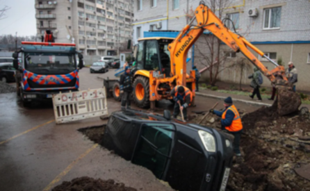 У Дніпрі біля ТРЦ «Дафі» Toyota провалилась під асфальт: деталі