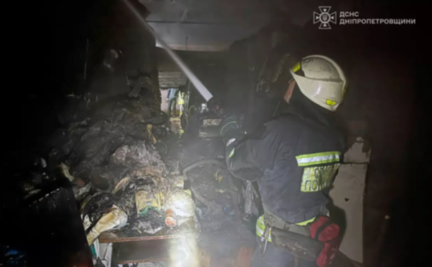В Самарському районі Дніпра спалахнув гараж з мікроавтобусом всередині: подробиці