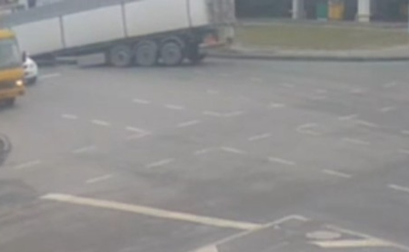 У Дніпрі на калиновій сталася ДТП: рух ускладнено