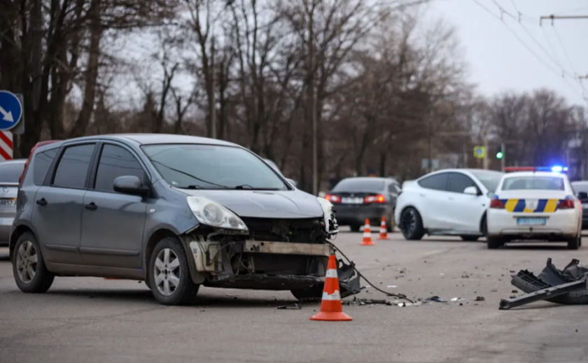 На Запорізькому шосе у Дніпрі зіткнулись Tesla та Nissan: подробиці