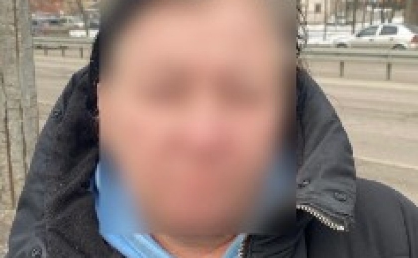 У Дніпрі поліцейські затримали підозрювану у пограбуванні літньої жінки біля банкомата У Дніпрі поліцейські затримали підозрювану у пограбуванні літньої жінки біля банкомата