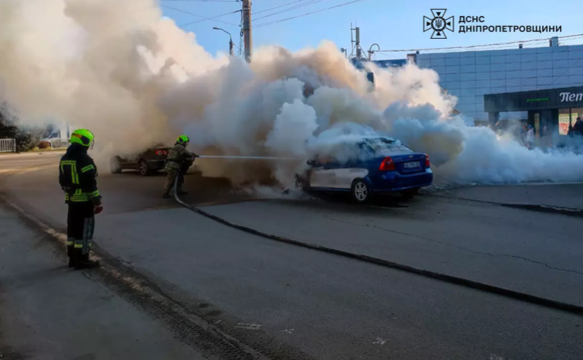 Вогнеборці Дніпра загасили палаючий автомобіль в АНД районі Вогнеборці Дніпра загасили палаючий автомобіль в АНД районі