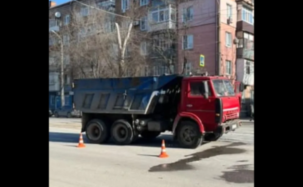 На проспекті Богдана Хмельницького у Дніпрі «КамАЗ» збив бабусю з онуком на пішохідному переході