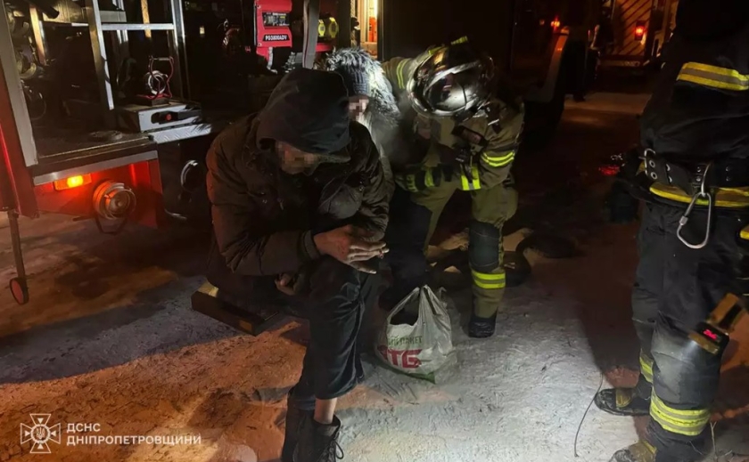 У Дніпрі на пожежі вогнеборці врятували чоловіка та жінку У Дніпрі на пожежі вогнеборці врятували чоловіка та жінку