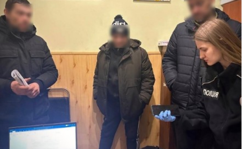 Поліцейські Дніпра затримали підозрюваного у пограбуванні 71-річної жінки Поліцейські Дніпра затримали підозрюваного у пограбуванні 71-річної жінки