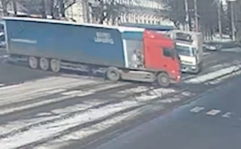 На проспекті Богдана Хмельницького у Дніпрі зіткнулися дві вантажівки: постраждалого забрала «швидка» На проспекті Богдана Хмельницького у Дніпрі зіткнулися дві вантажівки: постраждалого забрала «швидка»