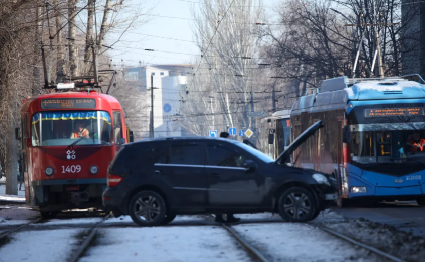 На проспекті Науки у Дніпрі Mercedes зіткнувся з тролейбусом На проспекті Науки у Дніпрі Mercedes зіткнувся з тролейбусом