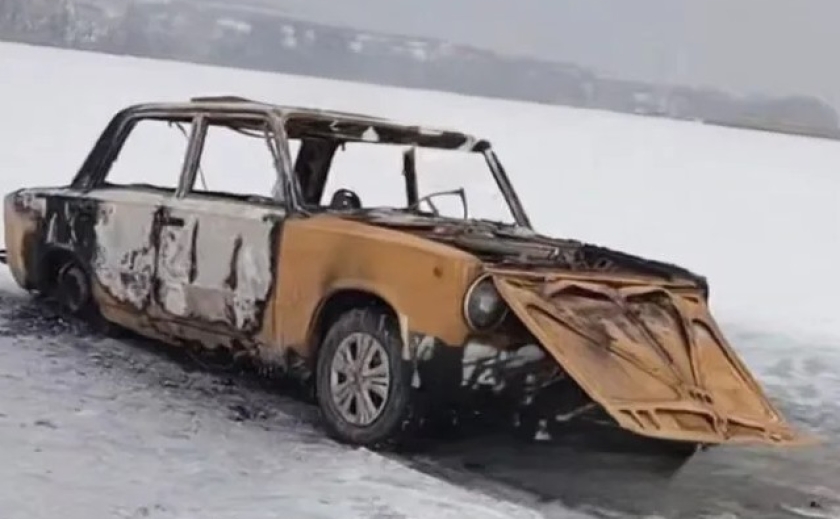 У передмісті Дніпра посеред річки згорів автомобіль У передмісті Дніпра посеред річки згорів автомобіль