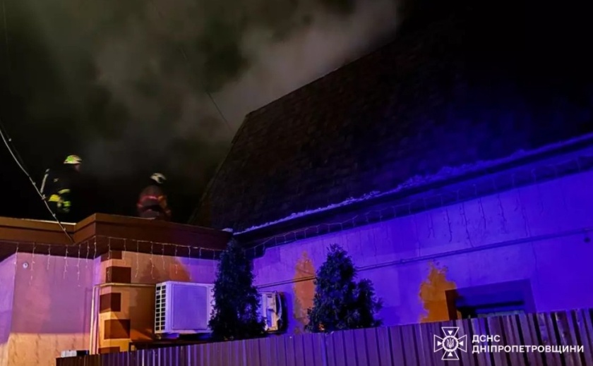 У Дніпрі на вулиці Алли Горської вночі горів двоповерховий будинок