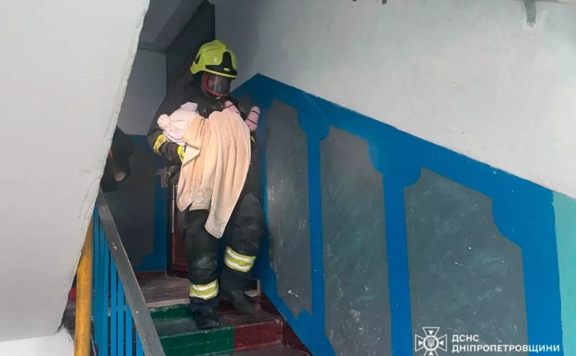 У Дніпрі надзвичайники врятували дитину під час ліквідації пожежі у багатоповерхівці У Дніпрі надзвичайники врятували дитину під час ліквідації пожежі у багатоповерхівці
