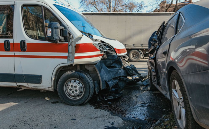 На вулиці Антоновича у Дніпрі водій Volkswagen врізався в «швидку» На вулиці Антоновича у Дніпрі водій Volkswagen врізався в «швидку»
