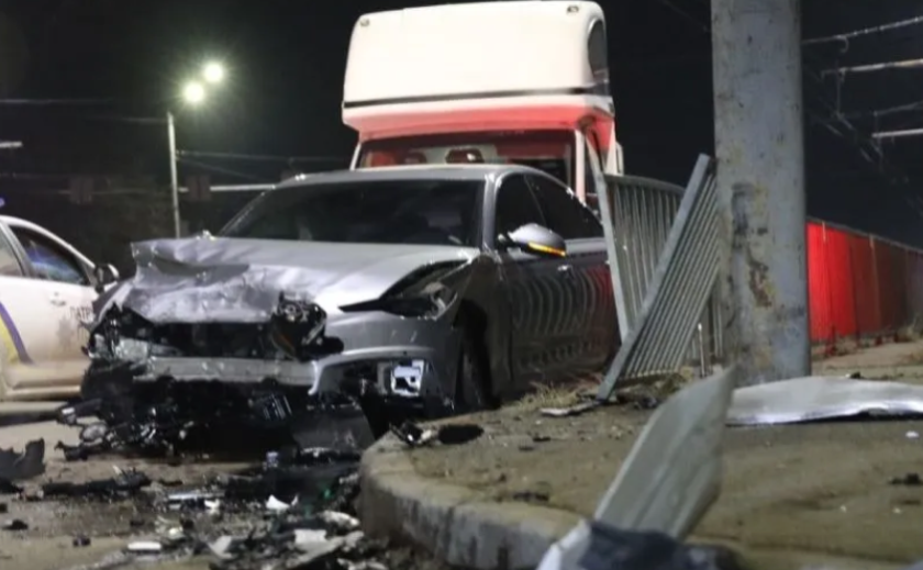 Пасажирка таксі вилетіла з салону: на Набережній Заводській у Дніпрі Audi зіткнулась з Chevrolet служби Uklon Пасажирка таксі вилетіла з салону: на Набережній Заводській у Дніпрі Audi зіткнулась з Chevrolet служби Uklon
