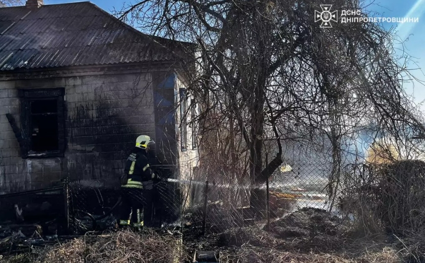 У Самарському районі Дніпра вогонь з відкритої місцевості розповсюдився на житловий будинок У Самарському районі Дніпра вогонь з відкритої місцевості розповсюдився на житловий будинок