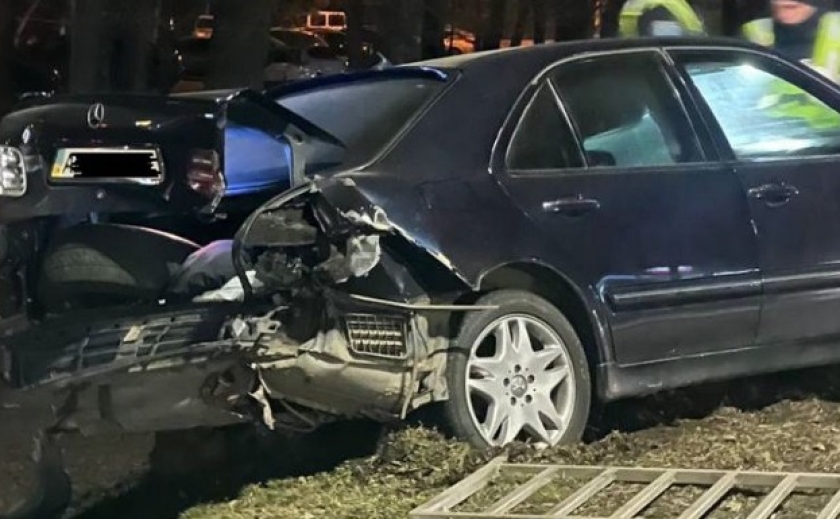 На Запорізькому шосе у Дніпрі легковик врізався у паркан На Запорізькому шосе у Дніпрі легковик врізався у паркан