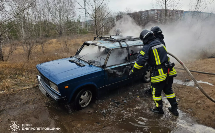 У Дніпровському районі спалахнув ВАЗ: водія госпіталізовано до лікарні У Дніпровському районі спалахнув ВАЗ: водія госпіталізовано до лікарні