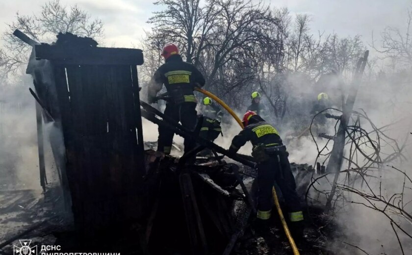 У Дніпрі вогнеборці ліквідували займання господарчої споруди: постраждав чоловік