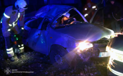У Дніпрі Lada в’їхала в дерево: загинув пасажир, травмованого водія доставили в лікарню