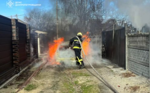 Рятувальники Дніпра ліквідували займання автомобіля в Новокодацькому районі міста