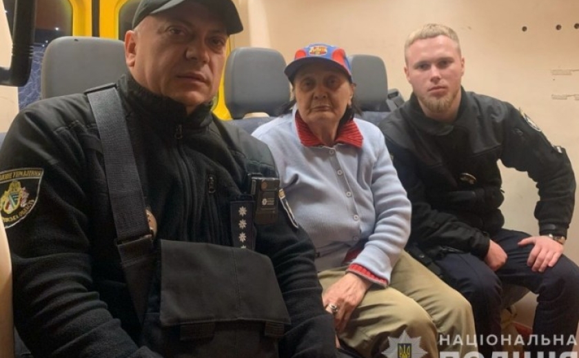 У Дніпрі поліція повернула додому літню жінку, яка заблукала