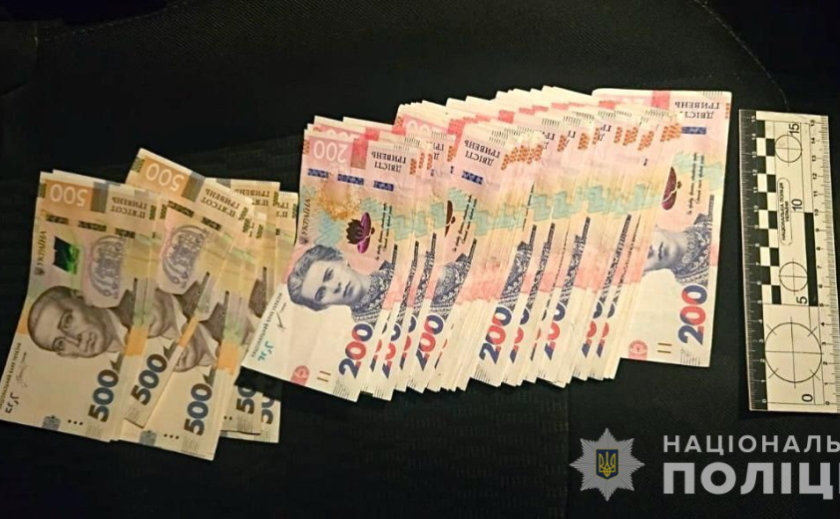 Накинувся на чоловіка біля банкомата: поліцейські Дніпра затримали підозрюваного у пограбуванні