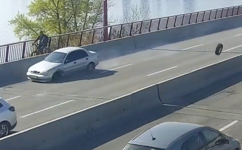 На Новому мосту у Дніпрі у Daewoo Lanos на ходу відлетіло колесо: деталі На Новому мосту у Дніпрі у Daewoo Lanos на ходу відлетіло колесо: деталі