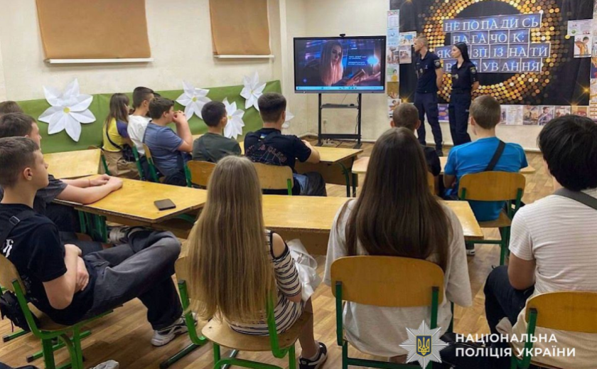 Вербування підлітків та втягнення у протиправну діяльність: поліцейські Дніпра попереджають дітей про небезпеку в Інтернеті