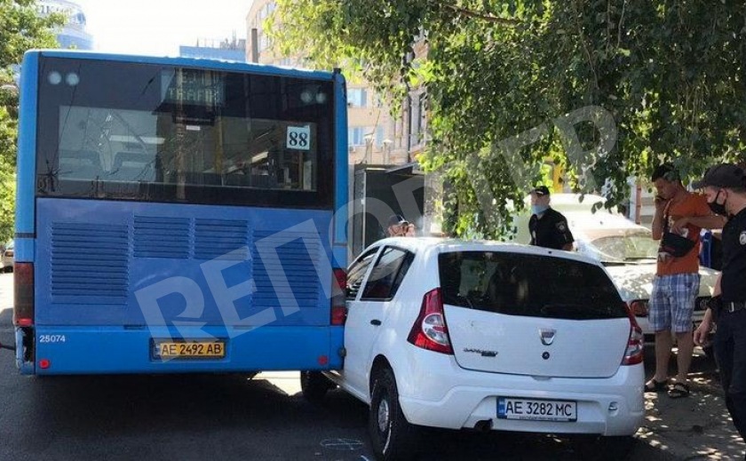 ДТП в самом сердце Днепра: общественный транспорт давит легковушки