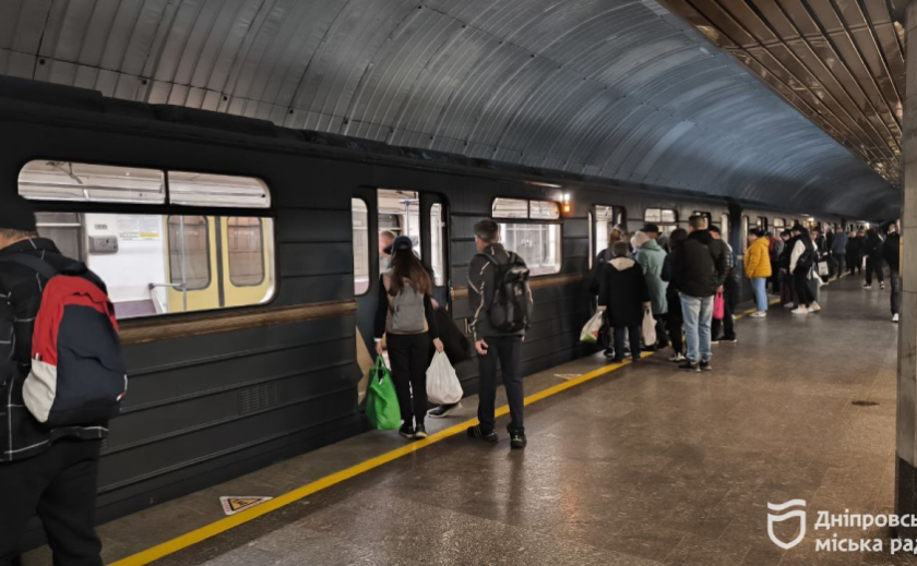 Щоранку на станціях метро у Дніпрі оголошуватимуть хвилину мовчання за загиблими внаслідок війни