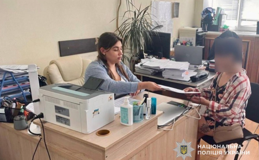 Ошукала роботодавця: поліція Дніпра викрила 27-річну зловмисницю
