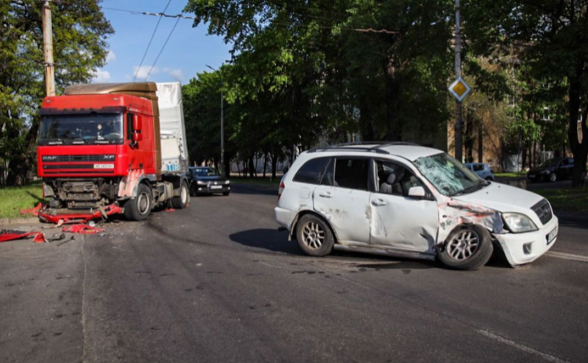На проспекті Сергія Нігояна у Дніпрі водій Chery влетів у фуру На проспекті Сергія Нігояна у Дніпрі водій Chery влетів у фуру