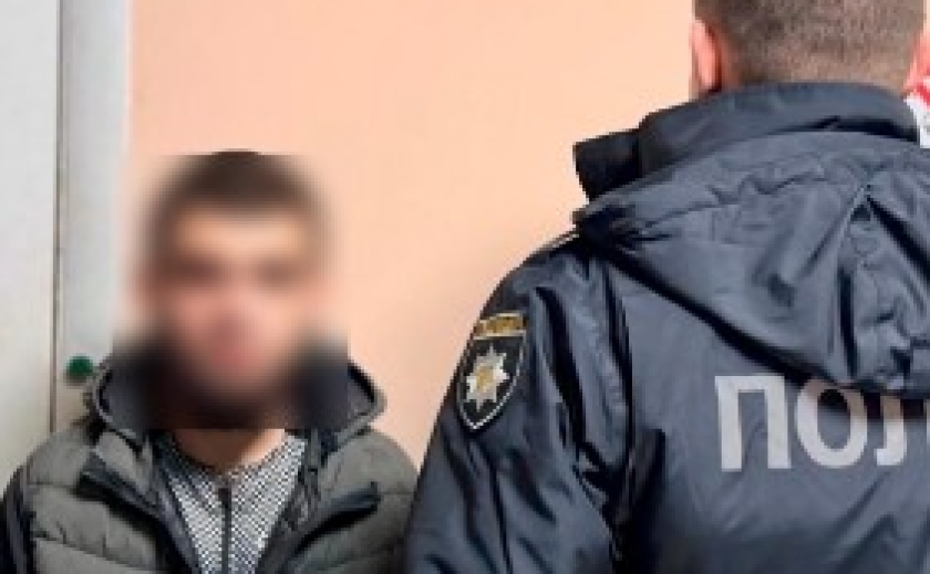 Зірвав з шиї перехожої золотий ланцюжок та втік: у Дніпрі затримали підозрюваного у пограбуванні Зірвав з шиї перехожої золотий ланцюжок та втік: у Дніпрі затримали підозрюваного у пограбуванні