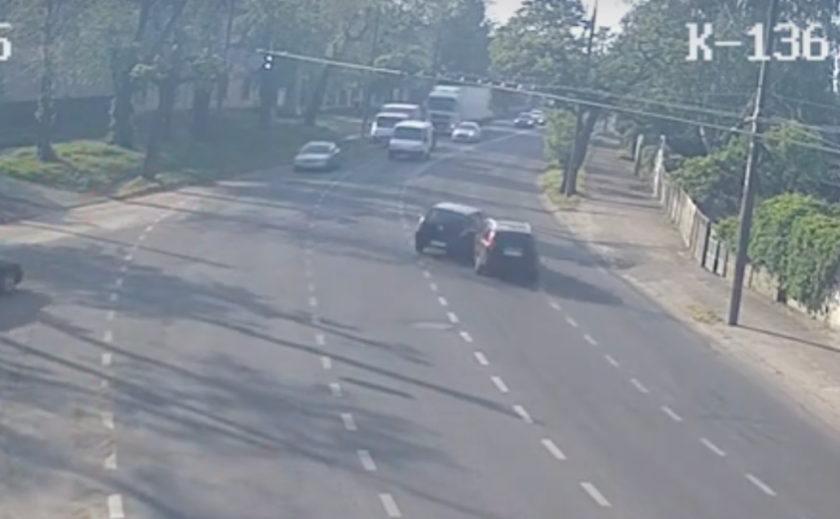 На Мануйлівському проспекті Volvo та Dacia після зіткнення влетіли у стовп: подробиці ДТП На Мануйлівському проспекті Volvo та Dacia після зіткнення влетіли у стовп: подробиці ДТП