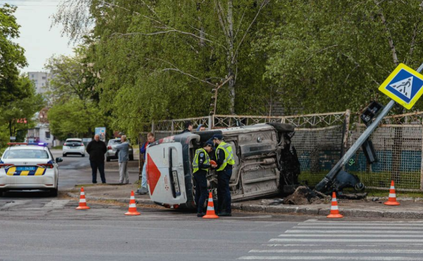 Збив світлофор та перекинувся на бік: у Дніпрі водій «Нової пошти» спричинив ДТП Збив світлофор та перекинувся на бік: у Дніпрі водій «Нової пошти» спричинив ДТП