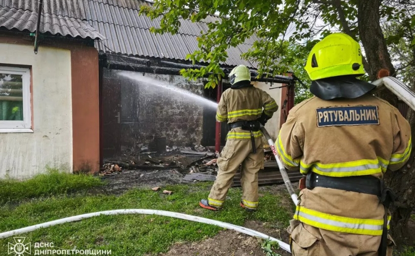 У Дніпровському районі вогнеборці врятували на пожежі двох людей