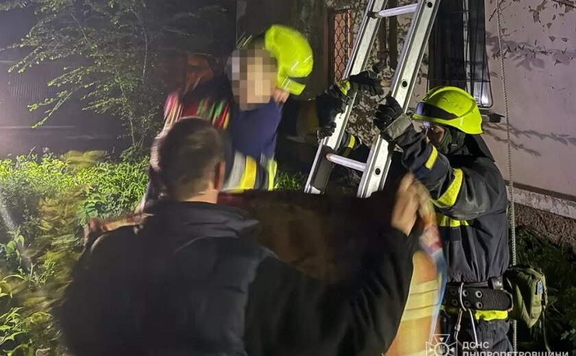 У Дніпрі вогнеборці врятували на пожежі трьох людей, із них 1 дитина
