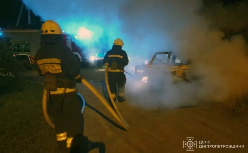 У Дніпрі вночі на тимчасовій зупинці горів автомобіль